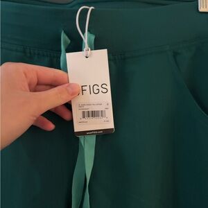 Figs Women's Kade Cargo Scrub Pants - HUNTER GREEN (S - TALL) *NEW*